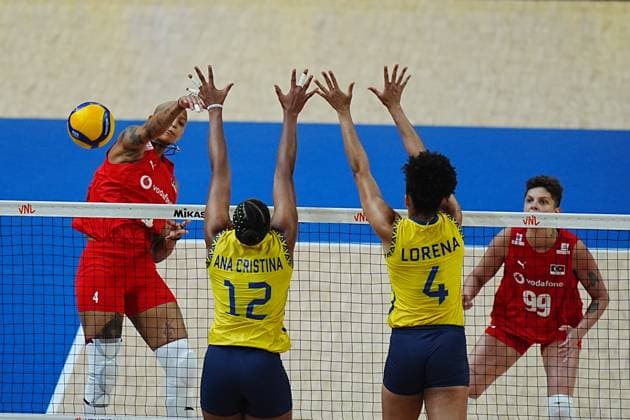 Turkiye v Brazil - FIVB Volleyball Nations League ISTANBUL, TURKIYE - JUNE 22: Melissa Teresa Vargas (5) of Turkiye in action against Ana Cristina Menezes Oliveira de Souza (12) of Brazil during FIVB Women s Volleyball Nations League (VNL) 2nd week volleyball match between Turkiye and Brazil at Sinan Erdem Sports Hall in Istanbul, Turkiye on June 22, 2025. Hakan Akgun Anadolu Istanbul Turkey. Editorial use only. Please get in touch for any other usage.  Copyright: x2025xAnadoluxHakanxAkgunx