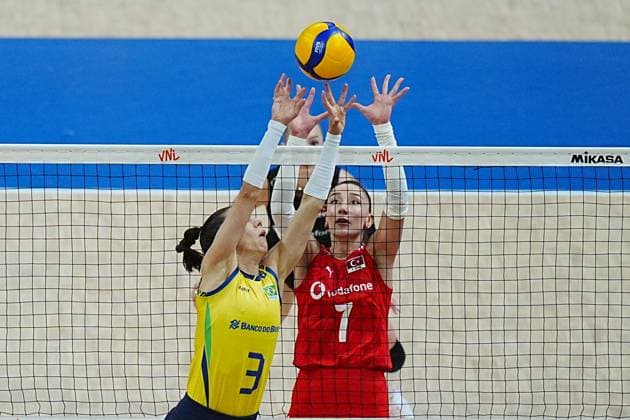Turkiye v Brazil - FIVB Volleyball Nations League ISTANBUL, TURKIYE - JUNE 22: Hande Baladin (7) of Turkiye in action against Macris Fernanda Silva Carneiro (3) of Brazil during FIVB Women s Volleyball Nations League (VNL) 2nd week volleyball match between Turkiye and Brazil at Sinan Erdem Sports Hall in Istanbul, Turkiye on June 22, 2025. Hakan Akgun Anadolu Istanbul Turkey. Editorial use only. Please get in touch for any other usage.  Copyright: x2025xAnadoluxHakanxAkgunx