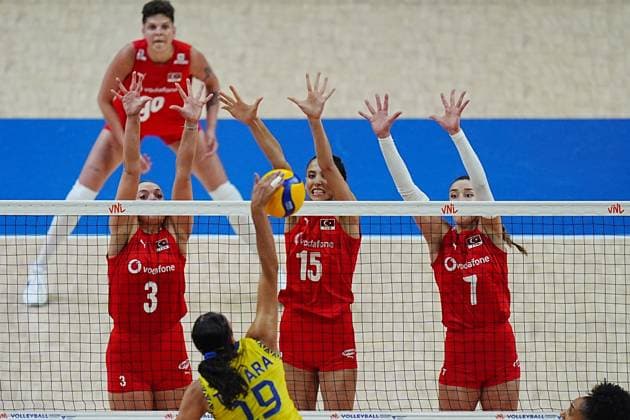 Turkiye v Brazil - FIVB Volleyball Nations League ISTANBUL, TURKIYE - JUNE 22: Deniz Uyanik (15) of Turkiye in action against Tainara Lemes Santos Figueiredo (19) of Brazil during FIVB Women s Volleyball Nations League (VNL) 2nd week volleyball match between Turkiye and Brazil at Sinan Erdem Sports Hall in Istanbul, Turkiye on June 22, 2025. Hakan Akgun Anadolu Istanbul Turkey. Editorial use only. Please get in touch for any other usage.  Copyright: x2025xAnadoluxHakanxAkgunx
