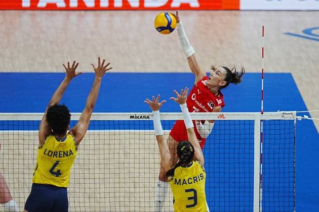 Turkiye v Brazil - FIVB Volleyball Nations League ISTANBUL, TURKIYE - JUNE 22: Hande Baladin (7) of Turkiye in action against Lorena Giovana Viezel (4) of Brazil during FIVB Women s Volleyball Nations League (VNL) 2nd week volleyball match between Turkiye and Brazil at Sinan Erdem Sports Hall in Istanbul, Turkiye on June 22, 2025. Hakan Akgun Anadolu Istanbul Turkey. Editorial use only. Please get in touch for any other usage.  Copyright: x2025xAnadoluxHakanxAkgunx