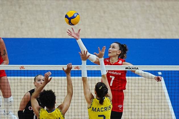 Turkiye v Brazil - FIVB Volleyball Nations League ISTANBUL, TURKIYE - JUNE 22: Hande Baladin (7) of Turkiye in action against Lorena Giovana Viezel (4) of Brazil during FIVB Women s Volleyball Nations League (VNL) 2nd week volleyball match between Turkiye and Brazil at Sinan Erdem Sports Hall in Istanbul, Turkiye on June 22, 2025. Hakan Akgun Anadolu Istanbul Turkey. Editorial use only. Please get in touch for any other usage.  Copyright: x2025xAnadoluxHakanxAkgunx