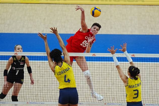 Turkiye v Brazil - FIVB Volleyball Nations League ISTANBUL, TURKIYE - JUNE 22: Ebrar Karakurt (99) of Turkiye in action against Lorena Giovana Viezel (4) of Brazil during FIVB Women s Volleyball Nations League (VNL) 2nd week volleyball match between Turkiye and Brazil at Sinan Erdem Sports Hall in Istanbul, Turkiye on June 22, 2025. Hakan Akgun Anadolu Istanbul Turkey. Editorial use only. Please get in touch for any other usage.  Copyright: x2025xAnadoluxHakanxAkgunx