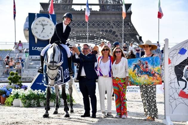 Bilder des Jahres 2025, Sport 06 Juni Sport Themen der Woche KW25 Remise du Grand Prix de la Société d Exploitation de la Tour Eiffel du Longines Paris Eiffel Jumping Emily Routledge sur Mister Jones (1ère) , Coco Coupérie-Eiffel, Virginie Coupérie-Eiffel lors de le remise du Grand Prix de la Société d Exploitation de la Tour Eiffel du Longines Paris Eiffel Jumping au pied de la Tour Eiffel sur le Champ-de-Mars à Paris, France, le 22 juin 2025. Perusseau-Veeren Bestimage Grand Prix de la Société d Exploitation de la Tour Eiffel Prize during the 11th edition of the Longines Paris Eiffel Jumping at Champ-de-Mars near Eiffel Tower in Paris, France, on June 22, 2025. Paris France  Copyright: xVeeren-Perusseau BestimagexVeeren-Perusseau Bestimagex