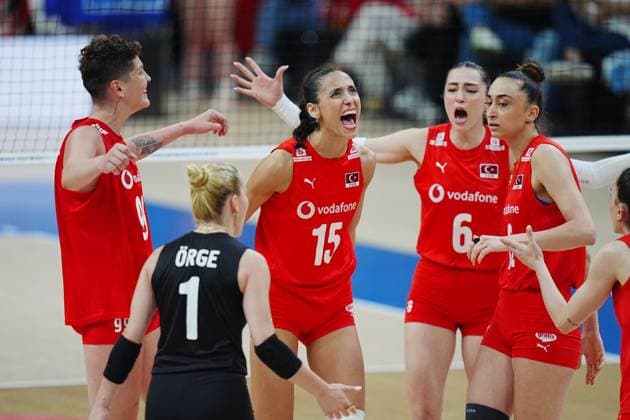 Turkiye v Brazil - FIVB Volleyball Nations League ISTANBUL, TURKIYE - JUNE 22: Players of Turkiye celebrate after a score during FIVB Women s Volleyball Nations League (VNL) 2nd week volleyball match between Turkiye and Brazil at Sinan Erdem Sports Hall in Istanbul, Turkiye on June 22, 2025. Hakan Akgun Anadolu Istanbul Turkey. Editorial use only. Please get in touch for any other usage.  Copyright: x2025xAnadoluxHakanxAkgunx