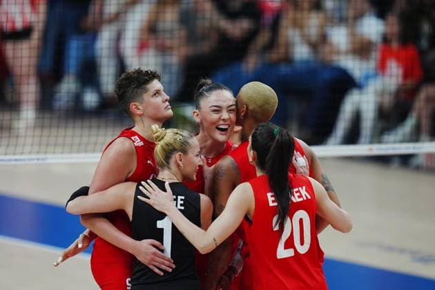 Turkiye v Brazil - FIVB Volleyball Nations League ISTANBUL, TURKIYE - JUNE 22: Players of Turkiye celebrate after a score during FIVB Women s Volleyball Nations League (VNL) 2nd week volleyball match between Turkiye and Brazil at Sinan Erdem Sports Hall in Istanbul, Turkiye on June 22, 2025. Hakan Akgun Anadolu Istanbul Turkey. Editorial use only. Please get in touch for any other usage.  Copyright: x2025xAnadoluxHakanxAkgunx