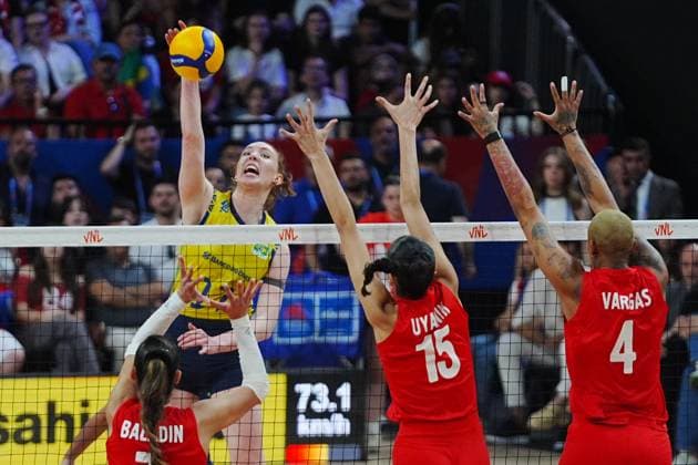 Turkiye v Brazil - FIVB Volleyball Nations League ISTANBUL, TURKIYE - JUNE 22: Deniz Uyanik (15) of Turkiye in action against Julia Isabelle Bergmann (17) of Brazil during FIVB Women s Volleyball Nations League (VNL) 2nd week volleyball match between Turkiye and Brazil at Sinan Erdem Sports Hall in Istanbul, Turkiye on June 22, 2025. Hakan Akgun Anadolu Istanbul Turkey. Editorial use only. Please get in touch for any other usage.  Copyright: x2025xAnadoluxHakanxAkgunx