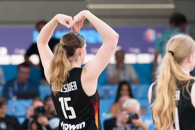 Luisa Geiselsöder (15 Germany) forming a heart with her hands over her head after the FIBA womens EuroBasket 2025 group stage match between Great Britain and Germany at Inselpark Arena, Hamburg, Germany. (Sven Beyrich SPP)  Copyright: xSvenxBeyrich SPPx spp-en-SvBe-20250622-D75_1818