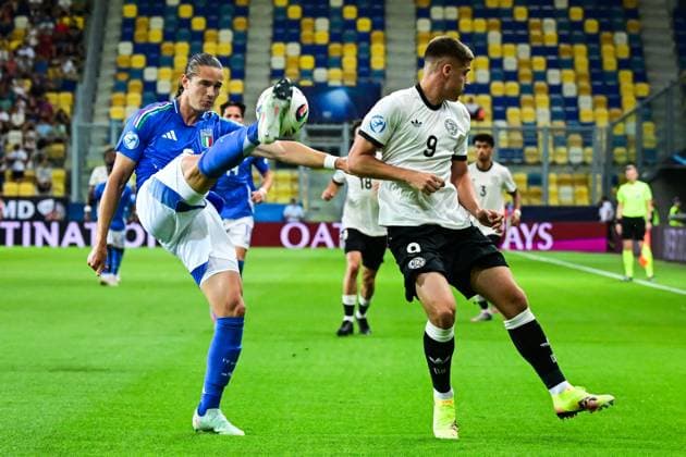 DUNAJSKA STREDA - (l-r) Daniele Ghilardi of Italy U21, U 21 Nicolo Tresoldi of Germany U21 at the DAC Arena during the quarterfinal European Under-21 Championship game between Germany and Italy. ANP Hollandse Hoogte SOC 2025 xVIxANPxSportx xGerritxvanxKeulenxIVx 530319934 originalFilename: 530319934.jpg