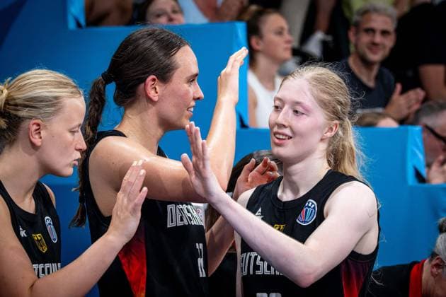 Basketball Hamburg 20.06.2025 FIBA Women™s Eurobasket 2025 Vorrunde Gruppe D Grossbritanien (GBR) - Deutschland (GER) Frida Bühner (Deutschland, No.20) Emily Bessoir (Deutschland, No.22) Emma Eichmeyer (Deutschland, No.09) Jubel *** Basketball Hamburg 20 06 2025 FIBA Women™s Eurobasket 2025 Preliminary Round Group D Great Britain GBR Germany GER Frida Bühner Germany, No 20 Emily Bessoir Germany, No 22 Emma Eichmeyer Germany, No 09 Jubel