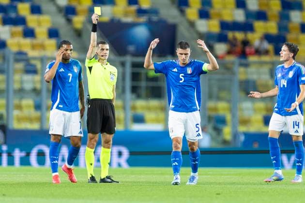 UEFA U21 European Championship, quarter-final Germany Italy 22 06 2025 Lorenzo Pirola Italy, 5 sees the yellow card in the UEFA U21 European Championship quarter-final match Germany Italy, on 22 06 2025, DAC Arena, Dunajska Streda, Slovakia Copyright: xBEAUTIFULxSPORTS Meuselx