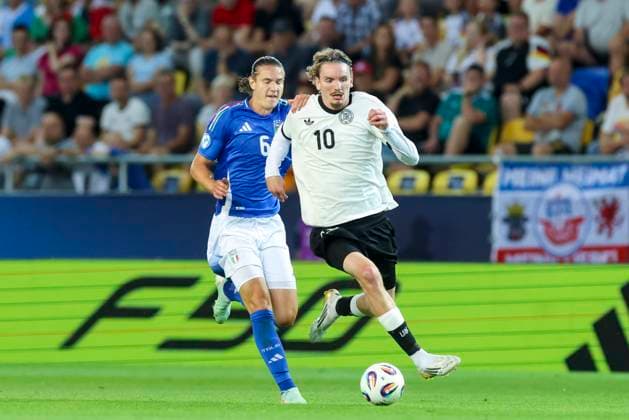 Daniele Ghilardi Italy and Nick Woltemade Germany battle for the ball, UEFA European Under 21 Championship 2025 Quarter Final, Germany v Italy, MOL ArÃ na on June 22, 2025 in Dunajska Streda, Slovakia Photo by Marco Steinbrenner DeFodi Images Daniele Ghilardi Italy and Nick Woltemade Germany battle for the ball, UEFA European Under 21 Championship 2025 Quarter Final, Germany v Italy, MOL ArÃ na, June 22, 2025 in Dunajska Streda, Slovakia Photo by Marco Steinbrenner DeFodi Images