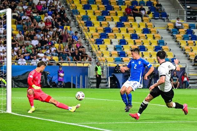 DUNAJSKA STREDA - (l-r) Italy U21, U 21 goalkeeper Sebastiano Desplanches, Mattia Zanotti of Italy U21, Paul Nebel of Germany U21 at the DAC Arena during the quarterfinal European Championship, EM, Europameisterschaft under-21 duel between Germany and Italy. ANP Hollandse Hoogte SOC 2025 xVIxANPxSportx xGerritxvanxKeulenxIVx 530321020 originalFilename: 530321020.jpg