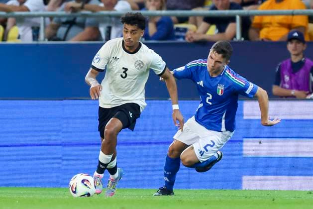 Nathaniel Brown Germany and Mattia Zanotti Italy battle for the ball, UEFA European Under 21 Championship 2025 Quarter Final, Germany v Italy, MOL ArÃ na on June 22, 2025 in Dunajska Streda, Slovakia Photo by Marco Steinbrenner DeFodi Images Nathaniel Brown Germany and Mattia Zanotti Italy battle for the ball, UEFA European Under 21 Championship 2025 Quarter Final, Germany v Italy, MOL ArÃ na, June 22, 2025 in Dunajska Streda, Slovakia Photo by Marco Steinbrenner DeFodi Images