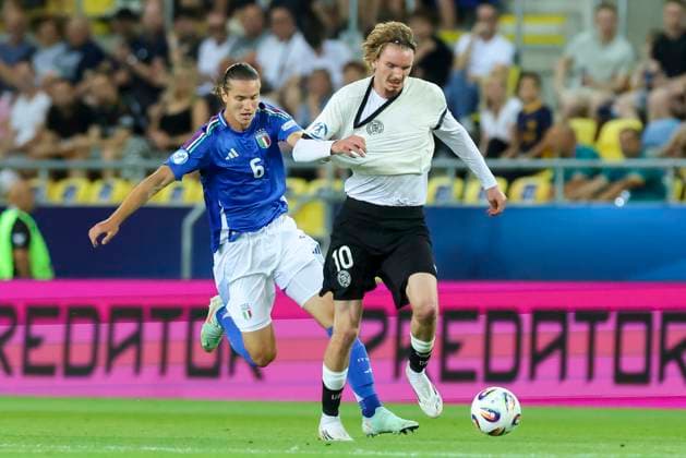 Daniele Ghilardi Italy and Nick Woltemade Germany battle for the ball, UEFA European Under 21 Championship 2025 Quarter Final, Germany v Italy, MOL Arà na on June 22, 2025 in Dunajska Streda, Slovakia Photo by Marco Steinbrenner DeFodi Images Daniele Ghilardi Italy and Nick Woltemade Germany battle for the ball, UEFA European Under 21 Championship 2025 Quarter Final, Germany v Italy, MOL Arà na, June 22, 2025 in Dunajska Streda, Slovakia Photo by Marco Steinbrenner DeFodi Images