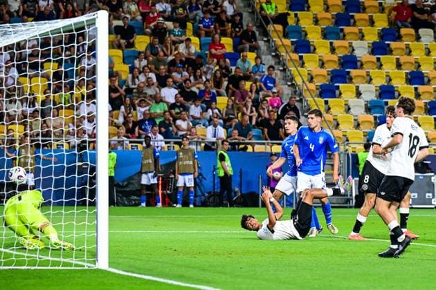DUNAJSKA STREDA - (l-r) Germany U21, U 21 goalkeeper Noah Atubolu, Nathaniel Brown of Germany U21, Mattia Zanotti of Italy U21, Matteo Prati of Italy U21 at the DAC Arena during the quarterfinal European Under-21 Championship game between Germany and Italy. ANP Hollandse Hoogte SOC 2025 xVIxANPxSportx xGerritxvanxKeulenxIVx 530323002 originalFilename: 530323002.jpg
