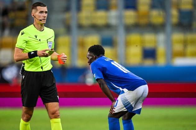 DUNAJSKA STREDA - (l-r) Referee Manfredas Lukjancukas gives Wilfried Gnonto of Italy U21, U 21 a red card at the DAC Arena during the quarterfinal European Championship, EM, Europameisterschaft under-21 duel between Germany and Italy. ANP Hollandse Hoogte SOC 2025 xVIxANPxSportx xGerritxvanxKeulenxIVx 530323490 originalFilename: 530323490.jpg