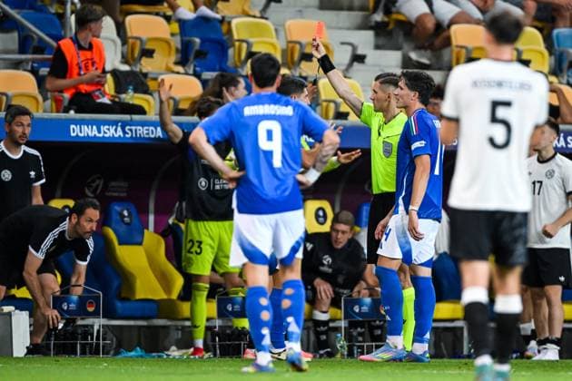 DUNAJSKA STREDA - Mattia Zanotti of Italy U21, U 21 receives a red card from referee Manfredas Lukjancukas at the DAC Arena during the quarterfinal European Championship, EM, Europameisterschaft under-21 game between Germany and Italy. ANP Hollandse Hoogte SOC 2025 xVIxANPxSportx xGerritxvanxKeulenxIVx 530324031 originalFilename: 530324031.jpg