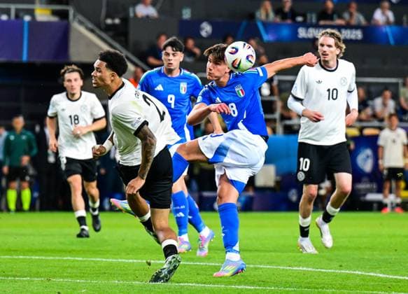 DUNAJSKA STREDA - (l-r) Nnamdi Collins of Germany U21, U 21 Cesare Casadei of Italy U21 at the DAC Arena during the quarterfinal European Under-21 Championship game between Germany and Italy. ANP Hollandse Hoogte SOC 2025 xVIxANPxSportx xGerritxvanxKeulenxIVx 530324089 originalFilename: 530324089.jpg