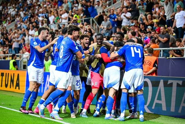 DUNAJSKA STREDA - Players of Italy celebrate Giuseppe Ambrosino of Italy U21, U 21 s 2-2 at the DAC Arena during the under-21 European Championship, EM, Europameisterschaft quarterfinal duel between Germany and Italy. ANP Hollandse Hoogte SOC 2025 xVIxANPxSportx xGerritxvanxKeulenxIVx 530324143 originalFilename: 530324143.jpg