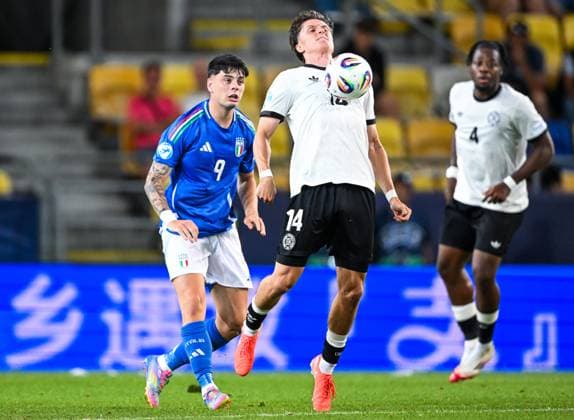 DUNAJSKA STREDA - (l-r) Giuseppe Ambrosino of Italy U21, U 21 Tim Oermann of Germany U21 at the DAC Arena during the quarterfinal European Under-21 Championship game between Germany and Italy. ANP Hollandse Hoogte SOC 2025 xVIxANPxSportx xGerritxvanxKeulenxIVx 530325220 originalFilename: 530325220.jpg