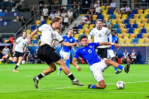 DUNAJSKA STREDA - (l-r) Nelson Weiper of Germany U21, U 21 Diego Coppola of Italy U21 at the DAC Arena during the under-21 European Championship, EM, Europameisterschaft quarterfinal duel between Germany and Italy. ANP Hollandse Hoogte SOC 2025 xVIxANPxSportx xGerritxvanxKeulenxIVx 530325254 originalFilename: 530325254.jpg