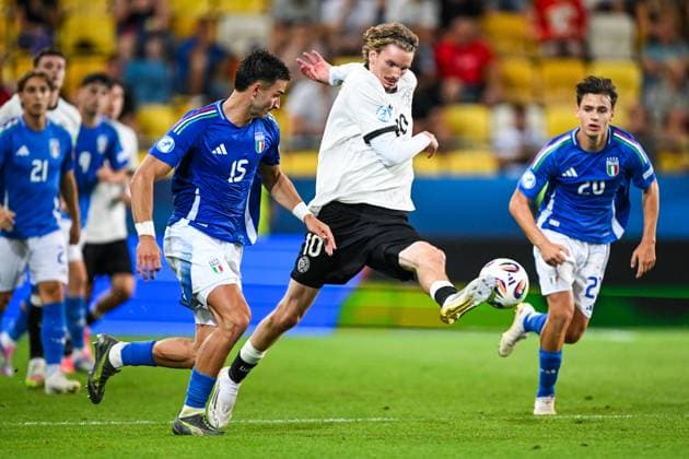 DUNAJSKA STREDA - (l-r) Diego Coppola of Italy U21, U 21 Nick Woltemade of Germany U21 at the DAC Arena during the quarterfinal European Under-21 Championship game between Germany and Italy. ANP Hollandse Hoogte SOC 2025 xVIxANPxSportx xGerritxvanxKeulenxIVx 530325275 originalFilename: 530325275.jpg