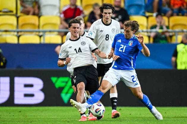 DUNAJSKA STREDA - (l-r) Tim Oermann of Germany U21, U 21 Jacopo Fazzini of Italy U21 at the DAC Arena during the quarterfinal European Under-21 Championship game between Germany and Italy. ANP Hollandse Hoogte SOC 2025 xVIxANPxSportx xGerritxvanxKeulenxIVx 530325317 originalFilename: 530325317.jpg