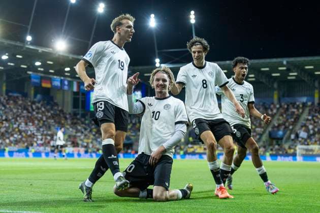 UEFA U21 European Championship, quarter-final Germany Italy 22 06 2025 Nelson Weiper Germany, 19 , Nick Woltemade Germany, 10 , Merlin Röhl Germany, 8 and Nathaniel Brown Germany, 3 cheer after scoring to equalize the score at 1 1 during the UEFA U21 European Championship quarter-final match Germany Italy, on 22 06 2025, DAC Arena, Dunajska Streda, Slovakia Copyright: xBEAUTIFULxSPORTS Meuselx