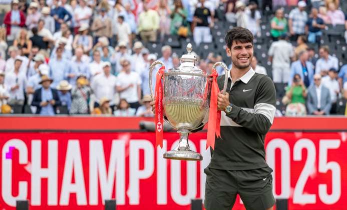 (250623) -- LONDON, June 23, 2025 -- Carlos Alcaraz celebrates with the trophy during the awarding ceremony for the men s singles final between Carlos Alcaraz of Spain and Jiri Lehecka of the Czech Republic at the Queen s Club Championships in London, Britain, on June 22, 2025. (Photo by Xinhua) (SP)BRITAIN-LONDON-TENNIS-QUEEN S CLUB CHAMPIONSHIPS-MEN S SINGLES-FINAL StephenxChung 