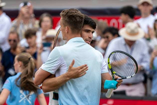 (250623) -- LONDON, June 23, 2025 -- Carlos Alcaraz (back) greets Jiri Lehecka after the men s singles final between Carlos Alcaraz of Spain and Jiri Lehecka of the Czech Republic at the Queen s Club Championships in London, Britain, on June 22, 2025. (Photo by Xinhua) (SP)BRITAIN-LONDON-TENNIS-QUEEN S CLUB CHAMPIONSHIPS-MEN S SINGLES-FINAL StephenxChung 