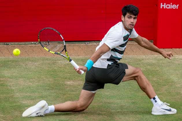 (250623) -- LONDON, June 23, 2025 -- Carlos Alcaraz returns a shot during the men s singles final between Carlos Alcaraz of Spain and Jiri Lehecka of the Czech Republic at the Queen s Club Championships in London, Britain, on June 22, 2025. (Photo by Xinhua) (SP)BRITAIN-LONDON-TENNIS-QUEEN S CLUB CHAMPIONSHIPS-MEN S SINGLES-FINAL StephenxChung 