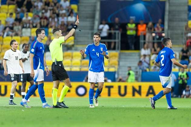 UEFA European Under-21 Championship, quarter-final Germany Italy 22 06 2025 Referee Manfredas Lukjanciukas Lithuania shows Mattia Zanotti Italy, 2 the yellow red card in the UEFA European Under-21 Championship quarter-final match Germany Italy, on 22 06 2025, DAC Arena, Dunajska Streda, Slovakia Copyright: xBEAUTIFULxSPORTS Meuselx