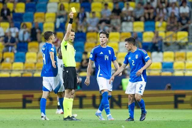 UEFA European Under-21 Championship, quarter-final Germany Italy 22 06 2025 Referee Manfredas Lukjanciukas Lithuania shows Mattia Zanotti Italy, 2 the yellow card in the UEFA European Under-21 Championship quarter-final match Germany Italy, on 22 06 2025, DAC Arena, Dunajska Streda, Slovakia Copyright: xBEAUTIFULxSPORTS Meuselx