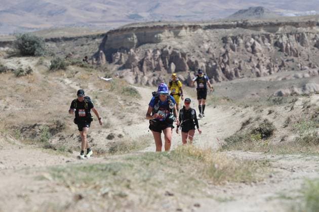 Bilder des Jahres 2025, Sport 06 Juni Sport Themen der Woche KW26 Cappadocia Desert Marathon kicks off in Turkiye s Nevsehir NEVSEHIR, TURKIYE - JUNE 23: Runners compete during the Cappadocia Desert Marathon which was held in the Urgup district of Nevsehir, Turkiye on 23, 2025. The marathon, which was organized with the participation of 350 athletes from 25 countries, took place on a 25-kilometer track. The marathon started in Pancarlik Valley, passed through the fairy chimneys, Devrent and Aktepe locations and near Goreme Open Air Museum, and ended in Kiliclar Valley. Behcet Alkan Anadolu Nevsehir Turkey. Editorial use only. Please get in touch for any other usage.  Copyright: x2025xAnadoluxBehcetxAlkanx