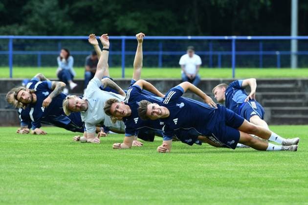 Sport Themen der Woche KW26 Fußball 3. Liga Trainingsauftakt MSV Duisburg am 23.06.2025 auf dem Trainingsgelände an der Westender Straße in Duisburg Duisburger Spieler beim Aufwärmen *** Soccer 3 Liga training kick-off MSV Duisburg on 23 06 2025 at the training ground on Westender Straße in Duisburg Duisburg Duisburg players warming up xRx