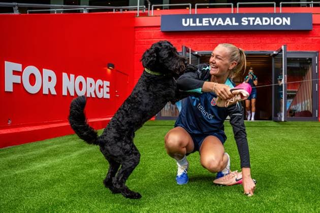 Sport Themen der Woche KW26 250623 Frida Maanum of the Norwegian women s national football team with a dog ahead of a training session on June 23, 2025 in Oslo. Photo: Vegard Grott BILDBYRAN kod VG VG0769 bbeng fotboll football soccer fotball norge norway women dam träning practice training trening pre-camp precamp *** 250623 Frida Maanum of the Norwegian women s national football team with a dog ahead of a training session on June 23, 2025 in Oslo Photo Vegard Grott BILDBYRAN kod VG VG0769 bbeng fotboll football soccer fotball norge norway women dam träning practice training trening pre camp precamp  Copyright: VEGARDxGRoTT BB250623VG011