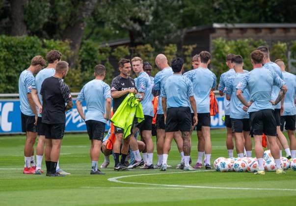 Soccer, Men, Season 2025 26, 2 Bundesliga, Hertha BSC, Training kick-off, Speech by coach Stefan Leitl Hertha BSC in the circle, 23 06 2025, Copyright: xSebastianxRäppold MatthiasxKochx