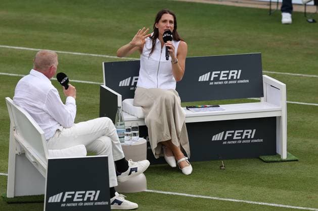 Bad Homburg am 23 06 2025 Tennis Womens Tournament WTA 500 Bad Homburg Open powered by Solarwatt 2025 Becker Petkovic Boris Becker starts podcast with co-host Andrea Petkovic v l , In the middle of the center court of Bad Homburg Boris Becker and Andrea Petkovic in conversation Copyright: JoaquimxFerreira