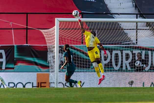 June 23, 2025, Amadora, Lisbon, Portugal: Goalkeeper Shiamaka Nnadozie of Nigeria makes a great save in the match between the women s teams of Portugal Vs Nigeria, at the Amadora stadium, June 23, 2025 Amadora Portugal - ZUMAr200 20250623_zsp_r200_009 Copyright: xNunoxReisinhox