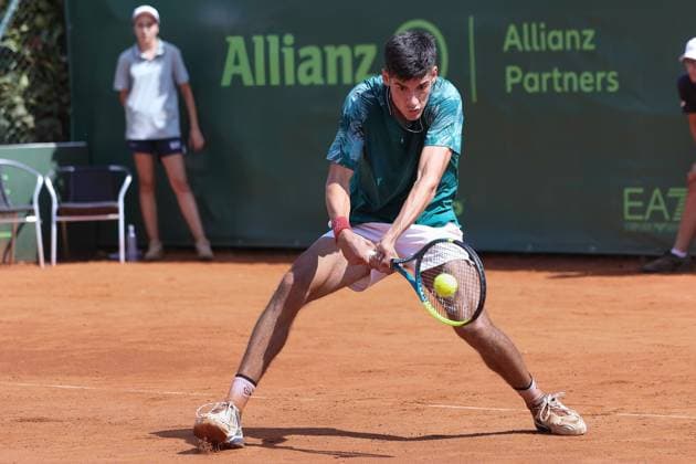 Milan: Luka Mikrut vs Kimmer Coppejans, ATP, Tennis Herren Challenger Tour Milan 2025 Italy, Milan, 2025 06 23: Luka Mikrut backhand shot during tennis match between Luka Mikrut (CRO) vs Kimmer Coppejans (BEL), ATP Challenger Tour Milan 2025, 1st Round, Aspria Tennis Club Italy, Milan, 2025 06 23: tennis match between Luka Mikrut (CRO) vs Kimmer Coppejans (BEL), ATP Challenger Tour Milan 2025, 1st Round, Aspria Tennis Club. Milan Italy Copyright: FabrizioxAndreaxBertani
