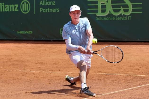 Milan: Luka Mikrut vs Kimmer Coppejans, ATP, Tennis Herren Challenger Tour Milan 2025 Italy, Milan, 2025 06 23: Kimmer Coppejans backhand shot during tennis match between Luka Mikrut (CRO) vs Kimmer Coppejans (BEL), ATP Challenger Tour Milan 2025, 1st Round, Aspria Tennis Club Italy, Milan, 2025 06 23: tennis match between Luka Mikrut (CRO) vs Kimmer Coppejans (BEL), ATP Challenger Tour Milan 2025, 1st Round, Aspria Tennis Club. Milan Italy Copyright: FabrizioxAndreaxBertani