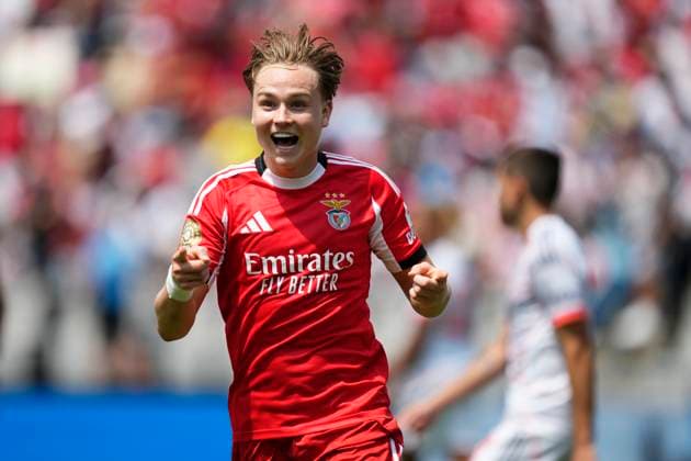 Bilder des Jahres 2025, Sport 06 Juni Sport Bilder des Tages SL Benfica v FC Bayern München: Group C - FIFA Club World Cup 2025 Andreas Schjelderup left winger of Benfica of Norway celebrates after scoring his sides first goal during the FIFA Club World Cup 2025 group C match between SL Benfica and FC Bayern München at Bank of America Stadium on June 24, 2025 in Charlotte, North Carolina. Charlotte NC United States  Copyright: xJosexBretonx originalFilename:bretonhernandez-slbenfic250624_npnwu.jpg