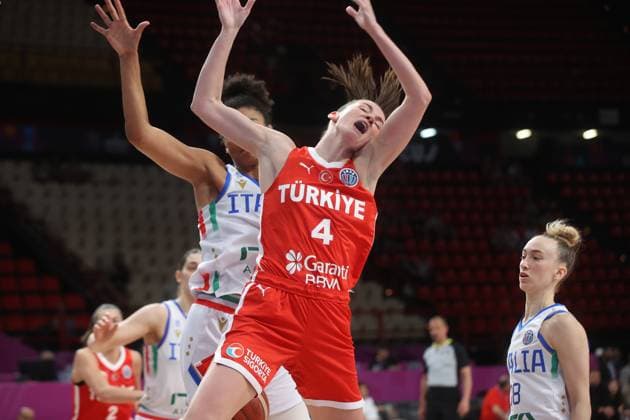 Italy v Turkiye - FIBA Women’s EuroBasket PIRAEUS, GREECE - JUNE 24: Olcay Cakir (4) of Turkiye in action during the 2025 FIBA Women’s EuroBasket quarterfinal match between Turkiye and Italy at Peace and Friendship Stadium in Piraeus, Greece, on June 24, 2025. Ayhan Mehmet Anadolu Piraeus Greece. Editorial use only. Please get in touch for any other usage.  Copyright: x2025xAnadoluxAyhanxMehmetx