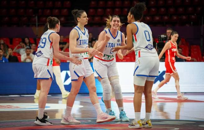 Bilder des Jahres 2025, Sport 06 Juni Sport Bilder des Tages Italy s players celebrate after winning a basketball match between Italy and Turkey, in the quarterfinals of the FIBA Women s EuroBasket tournament, Tuesday 24 June 2025 in Piraeus, Greece. VIRGINIExLEFOUR  x127735546x