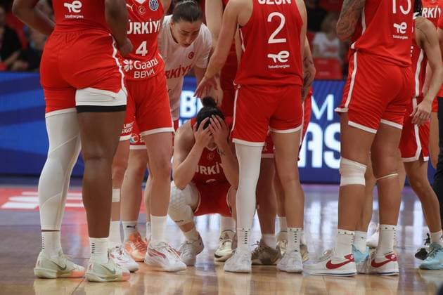 Italy v Turkiye - FIBA Women’s EuroBasket PIRAEUS, GREECE - JUNE 24: Players of Turkiye react after losing the 2025 FIBA Women’s EuroBasket quarterfinal match between Turkiye and Italy at Peace and Friendship Stadium in Piraeus, Greece, on June 24, 2025. Ayhan Mehmet Anadolu Piraeus Greece. Editorial use only. Please get in touch for any other usage.  Copyright: x2025xAnadoluxAyhanxMehmetx