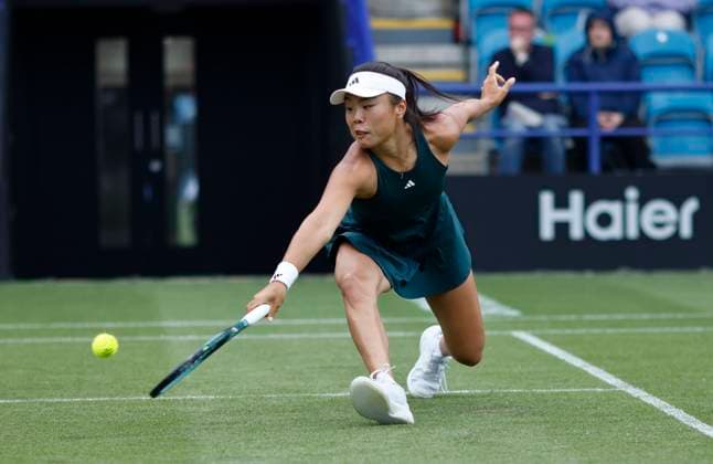 24th June 2025; Devonshire Park, Eastbourne, East Sussex, England; Lexus International Eastbourne, Day 2; Mingge Xu (GBR) plays a backhand shot against Peyton Stearns (USA)  ActionPlus12805254 HongboxChen