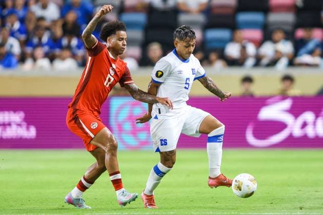 CANADA VS EL SALVADOR - COPA ORO - 24 JUNIO 2025 HOUSTON,TEXAS. JUNE 24th: Diego Alejandro Flores 5 of El Salvador competes for the ball with Tajon Buchanan 17 of Canada during the match between Canada and El Salvador in the Concacaf Gold Cup 2025, held at the Shell Energy Stadium, in Houston ,Texas (PHOTO BY FABIAN MEZA STRAFFON IMAGES MANDATORY CREDIT EDITORIAL USE Copyright: xFABIANxMEZAx