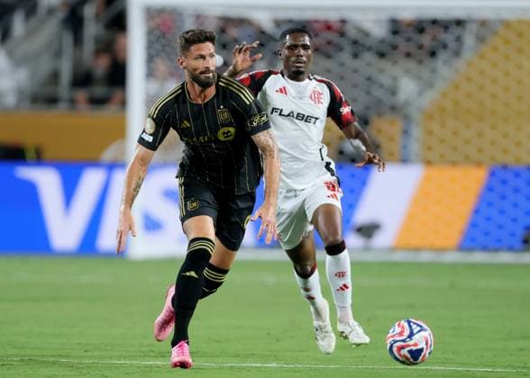 Fußball, FIFA-Klub-WM, Los Angeles FC - Flamengo Rio de Janeiro Los Angeles Football Club v CR Flamengo: Group D - FIFA Club World Cup 2025 Olivier Giroud of Los Angeles Football Club and Evertton Araujo of CR Flamengo challenge during the FIFA Club World Cup 2025 group D match between Los Angeles Football Club and CR Flamengo at Camping World Stadium on June 24, 2025 in Orlando, Florida, United States. Orlando Camping World Stadium FL United States Copyright: xRichardxSellers Sportsphoto APLx 14128965