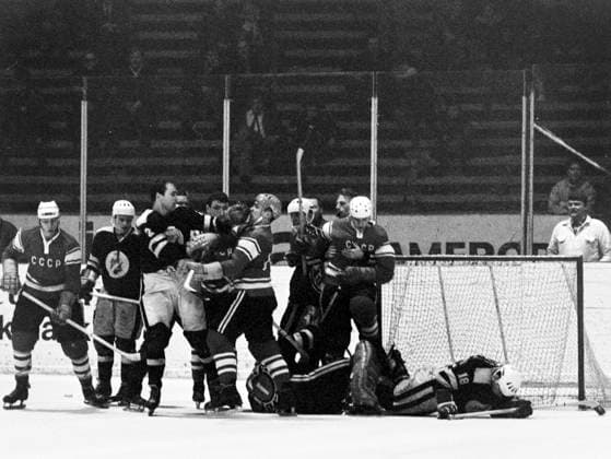670101 Ishockey, Ahearne Cup, AIK - Sovjet: Lite brak. *** 670101 Ice hockey, Ahearne Cup, AIK Sovjet Lite broke  Copyright: BILDBYRAN BB670101BB020