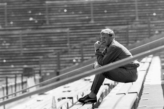 670529 Football, European Championship Qualification, Sweden Portugal, previews Swedens captain Orvar Bergmark supervises the training from the stands  Copyright: BILDBYRAN BB670529BB001
